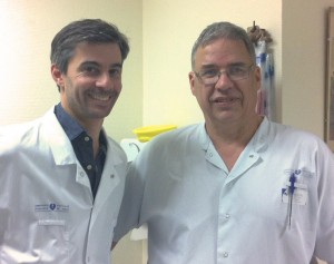 Dr Benjamin Wyplosz (à gauche) et Laurent Tzara, infirmier au centre de vaccinations internationales de l’hôpital Bicêtre
